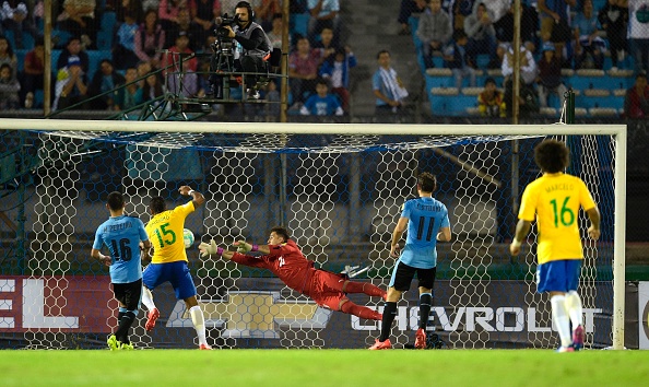 Sao Brazil chơi bóng ở Trung Quốc lập hat-trick vào lưới Uruguay - Ảnh 16.