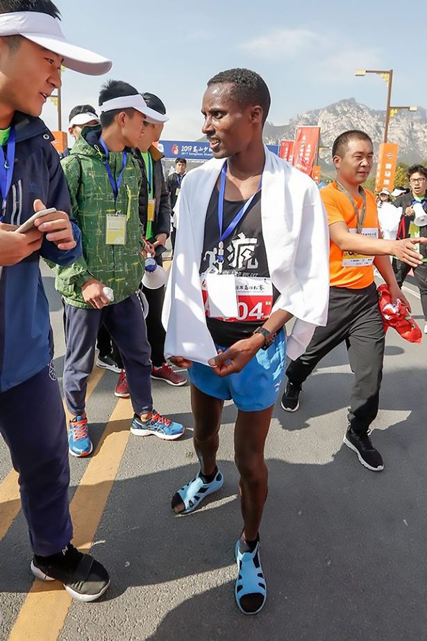 Đi tất và mang sandal chạy về nhất cuộc thi marathon quốc tế - Ảnh 1.