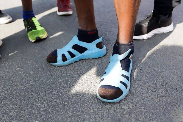 Đi tất và mang sandal chạy về nhất cuộc thi marathon quốc tế - Ảnh 2.