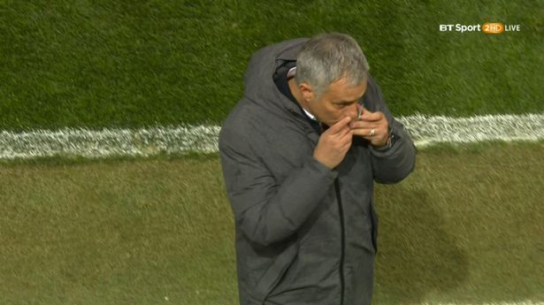 Mourinho có bùa may mắn để giúp Man Utd chiến thắng? - Ảnh 2.