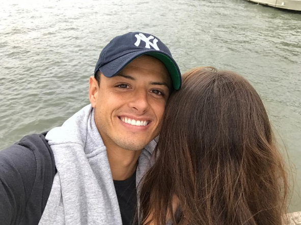 Chicharito tươi rói khoe người tình giấu mặt tóc nâu - Ảnh 2.