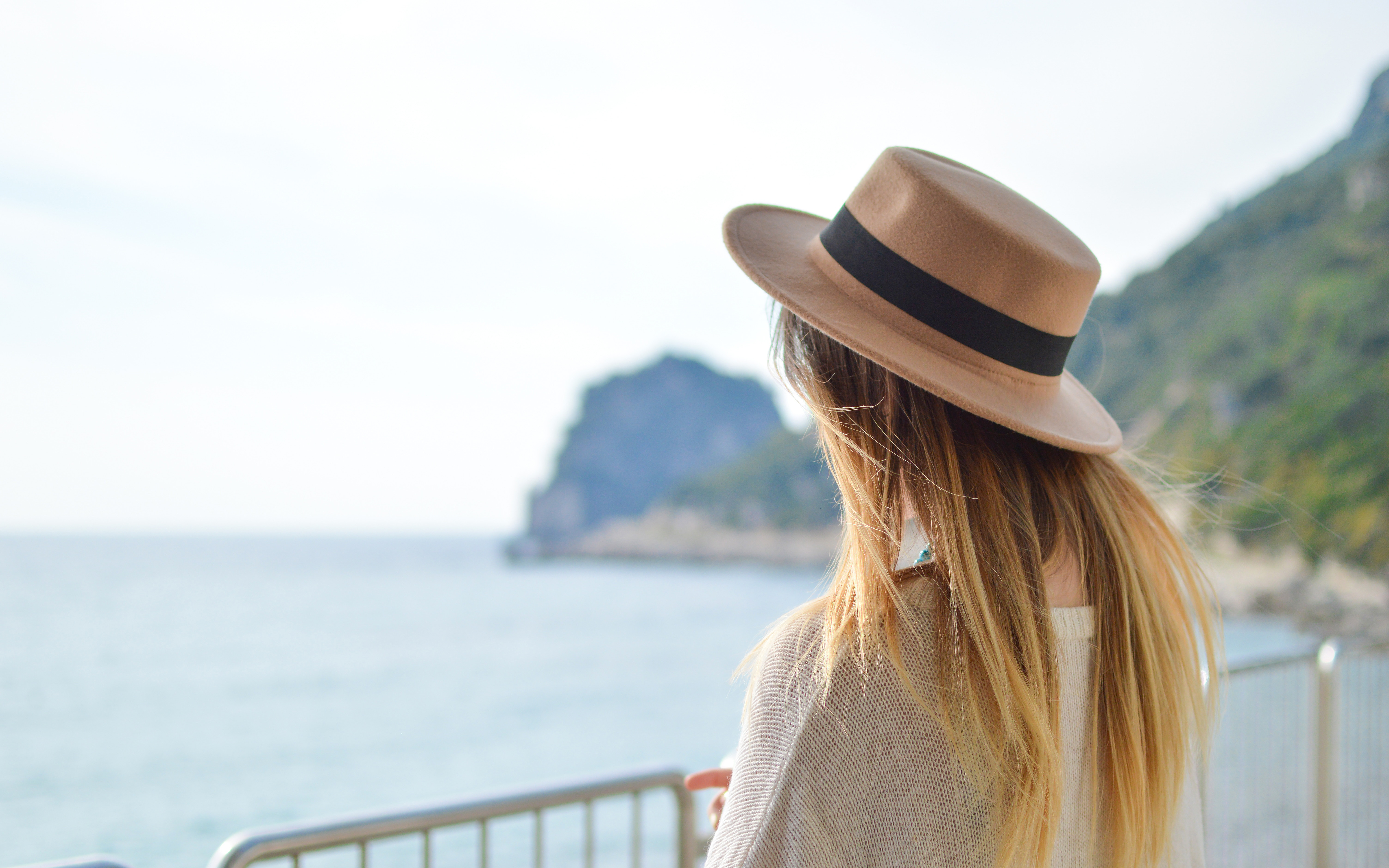 Look the ocean. Девушка в шляпе. Девушка в шляпе со спины. Красивая блондинка в шляпе. Девушка в шляпке со спины.