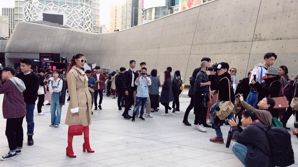 Cuối cùng, Hoa hậu Phạm Hương cũng đã chịu xuất hiện tại Seoul Fashion Week! - Ảnh 4.