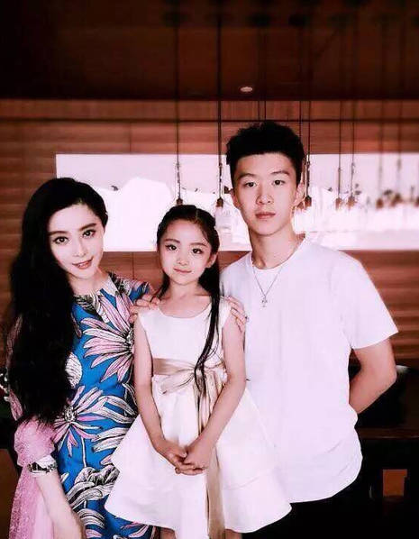 Em trai Phạm Băng Băng tấn c&ocirc;ng showbiz, chuẩn bị sang H&agrave;n l&agrave;m thực tập sinh? - Ảnh 1.