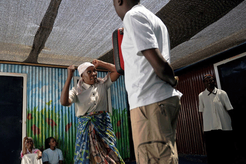 Phụ nữ cao tuổi Kenya luyện võ để phòng, chống cưỡng bức - Ảnh 1.