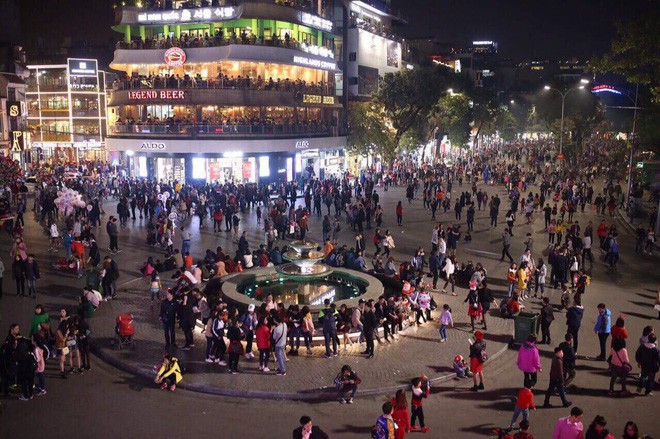 Dòng người đổ xô về trung tâm thành phố, không khí Noel rộn ràng khắp mọi nơi - Ảnh 1.