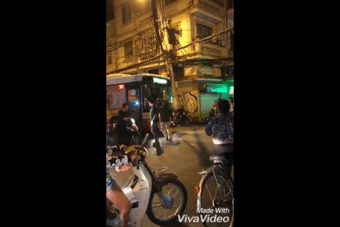 Clip: Người đàn ông chặn đường, dùng mũ bảo hiểm đập kính xe buýt sau va chạm trên đường phố Hà Nội - Ảnh 2.