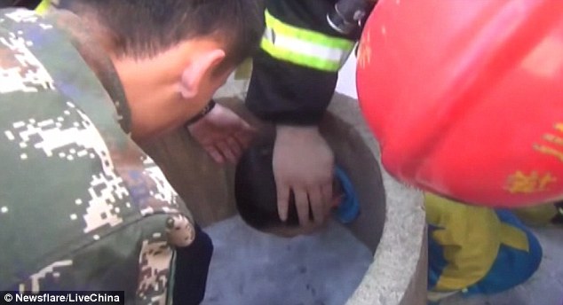 Bé trai 9 tuổi bị kẹt vào lỗ hổng ghế đá trong tình huống không thể giải thích được - Ảnh 2.