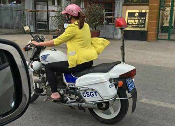 Thực hư một phụ nữ mặc thường phục l&aacute;i xe đặc chủng của CSGT ở Hải Ph&ograve;ng - Ảnh 2.