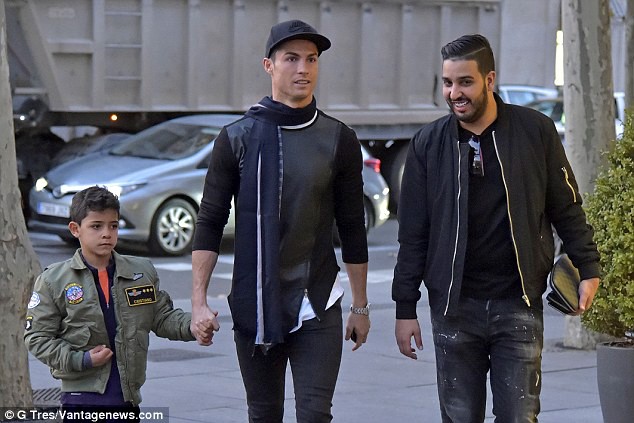Bố con Ronaldo lên đồ xuống phố mua túi tặng bạn gái Georgina - Ảnh 1.