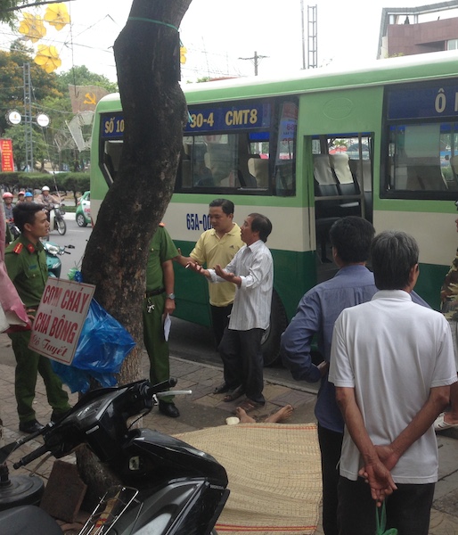 Vừa xuống xe buýt, nam thanh niên ngã quỵ rồi tử vong - Ảnh 1.