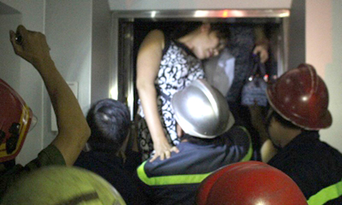 5 người kẹt trong thang máy treo lơ lửng ở trung tâm Sài Gòn - Ảnh 1.