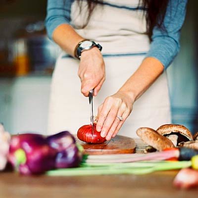 Đ&atilde; đến l&uacute;c phụ nữ bớt tất bật đi m&agrave; vui Tết - Ảnh 1.