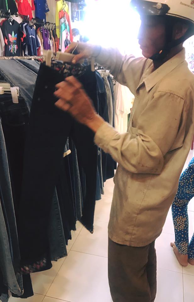 Mặc cảm vì ăn mặc rách rưới, người đàn ông nghèo vẫn muốn vào cửa hàng chọn quần áo mới cho vợ con đón Tết - Ảnh 1.