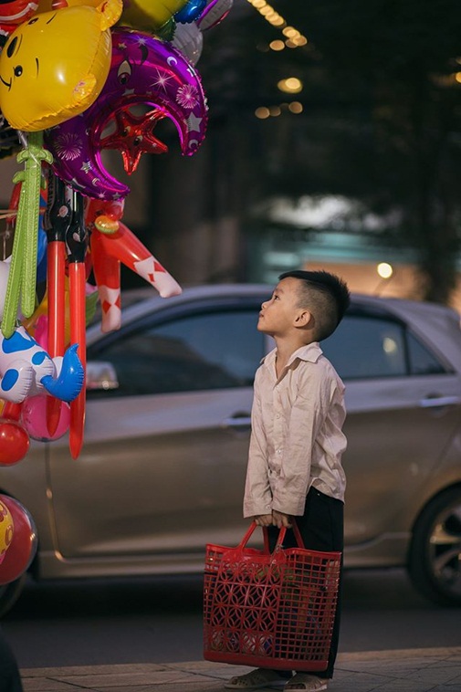 Đồ chơi: Với những món đồ chơi trẻ thơ và đáng yêu trong hình ảnh này, chắc chắn sẽ đốn tim những ai yêu thích thế giới đáng yêu của trẻ nhỏ. Từ những bộ đồ chơi đơn sơ cho đến những sản phẩm công nghệ mới nhất, đều mang tới cho các bé những giờ phút vui chơi thú vị.