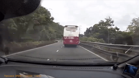 Clip: Cố t&igrave;nh vượt b&ecirc;n phải xe kh&aacute;ch, đ&ocirc;i nam nữ đi xe m&aacute;y ng&atilde; nh&agrave;o ngay s&aacute;t b&aacute;nh &ocirc; t&ocirc; - Ảnh 2.