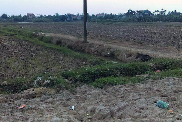 C&ocirc; gi&aacute;o tiểu học chết dưới k&ecirc;nh dẫn nước ở Hải Dương - Ảnh 1.