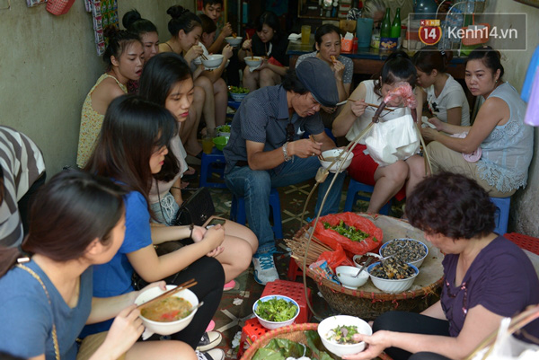 Có gì ở những hàng quán vỉa hè Hà Nội suốt hàng chục năm vẫn không ngớt khách? - Ảnh 1. Có gì ở những hàng quán vỉa hè Hà Nội suốt hàng chục năm vẫn không ngớt khách? - Ảnh 1.