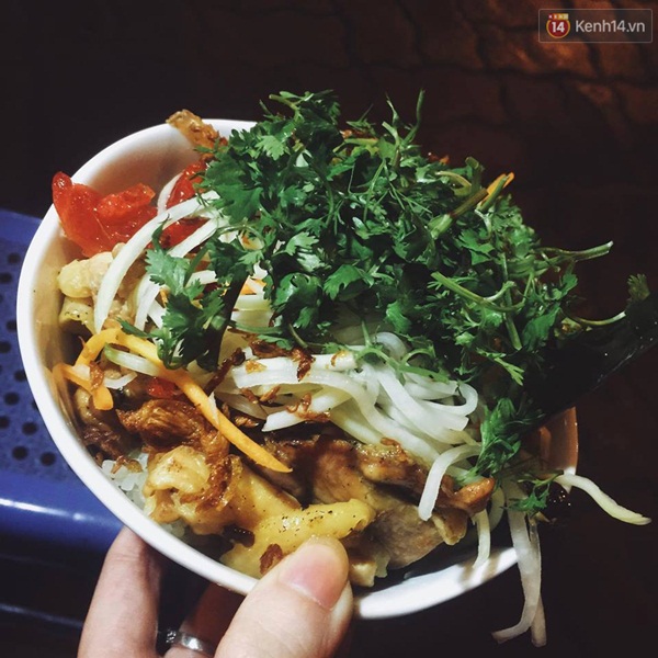 Có gì ở những hàng quán vỉa hè Hà Nội suốt hàng chục năm vẫn không ngớt khách? - Ảnh 8. Có gì ở những hàng quán vỉa hè Hà Nội suốt hàng chục năm vẫn không ngớt khách? - Ảnh 8.