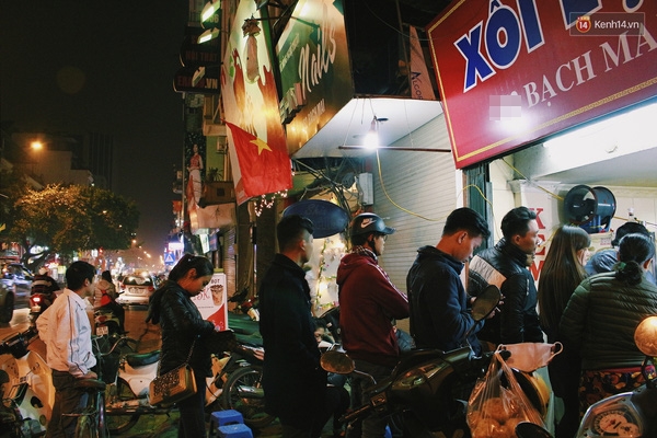 Có gì ở những hàng quán vỉa hè Hà Nội suốt hàng chục năm vẫn không ngớt khách? - Ảnh 9. Có gì ở những hàng quán vỉa hè Hà Nội suốt hàng chục năm vẫn không ngớt khách? - Ảnh 9.