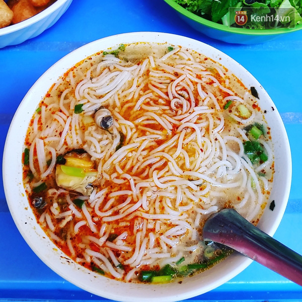 Có gì ở những hàng quán vỉa hè Hà Nội suốt hàng chục năm vẫn không ngớt khách? - Ảnh 10. Có gì ở những hàng quán vỉa hè Hà Nội suốt hàng chục năm vẫn không ngớt khách? - Ảnh 10.