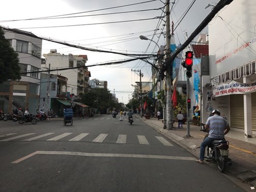 Một mình lưu thông, nhưng vẫn dừng đèn đỏ - Ảnh 1.
