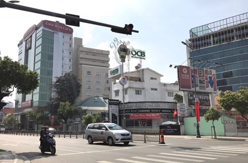 Một mình lưu thông, nhưng vẫn dừng đèn đỏ - Ảnh 2.