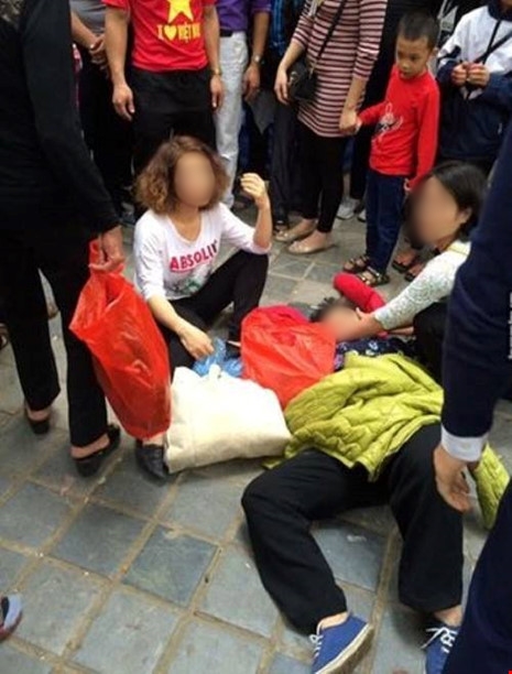 Bà cụ đi lễ chùa Hương bị đánh ngã vì giẫm vào chân thiếu nữ - Ảnh 1.