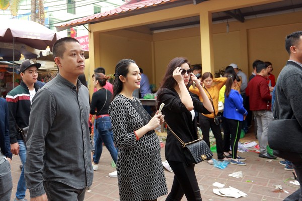 Tuấn Hưng li&ecirc;n tục bảo vệ b&agrave; x&atilde; bầu 8 th&aacute;ng giữa d&ograve;ng người đi lễ đầu năm - Ảnh 1.