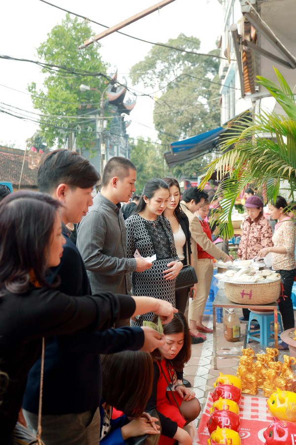 Tuấn Hưng li&ecirc;n tục bảo vệ b&agrave; x&atilde; bầu 8 th&aacute;ng giữa d&ograve;ng người đi lễ đầu năm - Ảnh 2.
