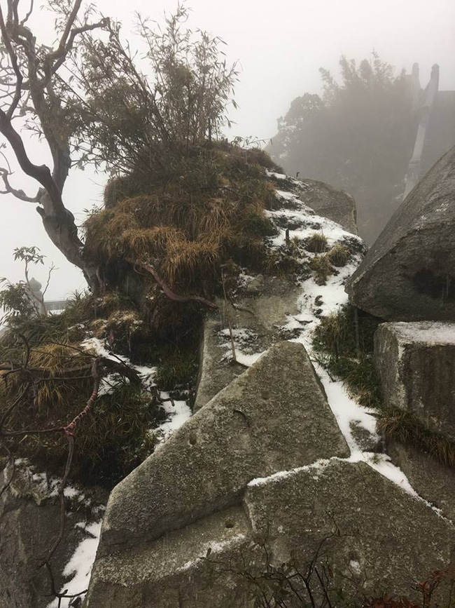 Tuyết rơi trên đỉnh Fansipan thực chất chỉ là mưa đá - Ảnh 2.