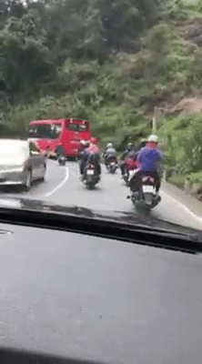 Clip: Nh&oacute;m phượt thủ nối đu&ocirc;i lấn l&agrave;n, vượt xe kh&aacute;ch tại kh&uacute;c cua đ&egrave;o Bảo Lộc - Ảnh 2.