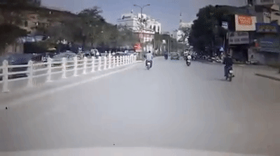 Clip: Giật mình phanh gấp, người đàn ông đi xe máy không đội mũ bảo hiểm ngã bất động giữa đường - Ảnh 2.