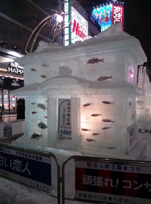 Lễ hội tuyết Sapporo lại lần nữa gây phẫn nộ khi sử dụng cá chết trang trí băng đăng - Ảnh 1.