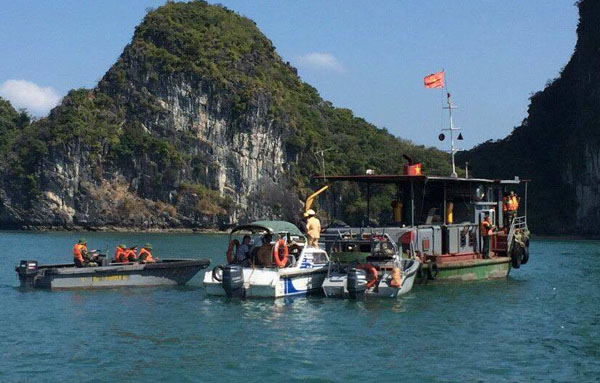 Nguy&ecirc;n nh&acirc;n du kh&aacute;ch nước ngo&agrave;i rơi xuống vịnh Hạ Long, tạ buộc ở ch&acirc;n - Ảnh 1.