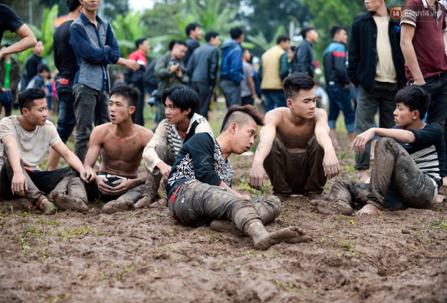 Chùm ảnh: Người dân nháo nhào, nhảy lên đầu nhau tranh cướp phết Hiền Quan - Ảnh 11.