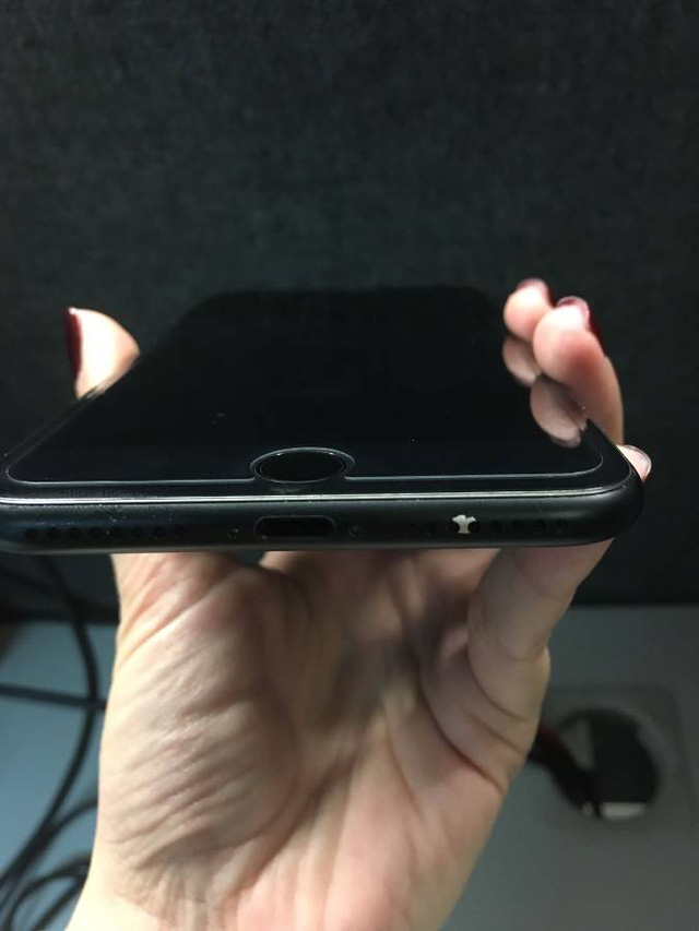 Không chỉ iPhone 7 đen bóng, bản đen nhám cũng dễ bị xước và bong tróc sơn - Ảnh 2.