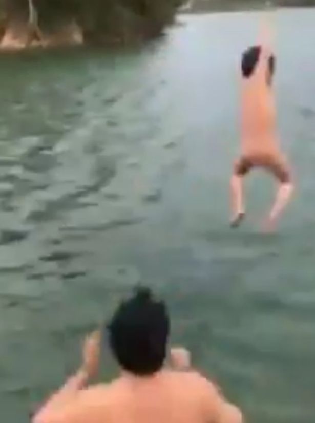 Đoạn video bố ném con nhỏ xuống hồ nước tập bơi gây bức xúc cộng đồng mạng - Ảnh 2.