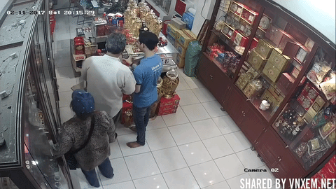 Clip: Cặp đ&ocirc;i người nước ngo&agrave;i vờ mua h&agrave;ng h&oacute;a rồi nhanh tay trộm cắp t&agrave;i sản - Ảnh 2.