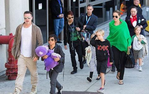 Brad Pitt & Angelina Jolie tạm ngưng mọi thủ tục ly hôn - Ảnh 2.