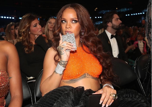 Th&aacute;i độ bất thường, Rihanna bị nghi sử dụng chất k&iacute;ch th&iacute;ch khi xem Grammy? - Ảnh 1.