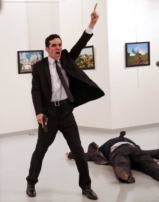 Bức ảnh ám sát Đại sứ Nga tại Thổ Nhĩ Kỳ giành giải World Press Photo 2017 - Ảnh 1.