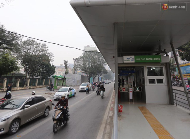 Hà Nội ra quân xử lý xe máy, ô tô lấn làn xe buýt nhanh BRT - Ảnh 1.