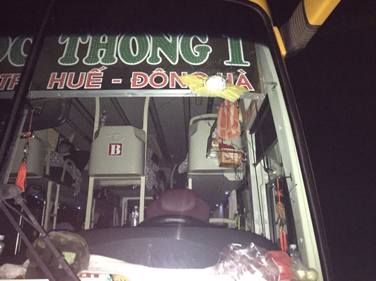 Bị lóa mắt, thanh niên cầm đá ném nhiều xe ô tô - Ảnh 2.