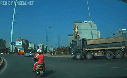 Clip: Xe tải cồng kềnh đánh lái, cuốn cả xe máy vào gầm trên đường phố Hà Nội - Ảnh 2.