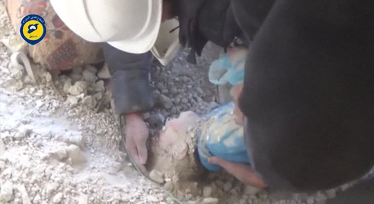 Cận cảnh tìm thấy em bé kì diệu Syria trong ngôi nhà trúng bom - Ảnh 1.