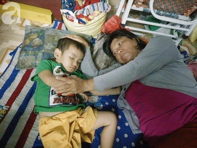 Mẹ bán vé số òa khóc khi tìm thấy con trai 3 tuổi đi lạc sau nhiều giờ đồng hồ trong đêm - Ảnh 1.