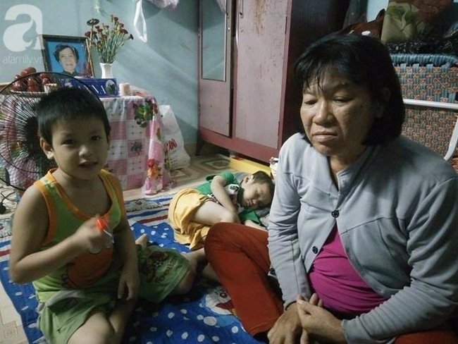 Mẹ bán vé số òa khóc khi tìm thấy con trai 3 tuổi đi lạc sau nhiều giờ đồng hồ trong đêm - Ảnh 2.