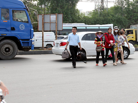 Kẹt xe ở Tân Sơn Nhất, khách bỏ xe chạy bộ vì sợ trễ - Ảnh 1.