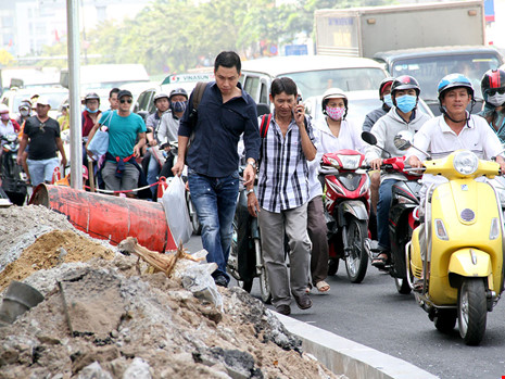 Kẹt xe ở Tân Sơn Nhất, khách bỏ xe chạy bộ vì sợ trễ - Ảnh 2.